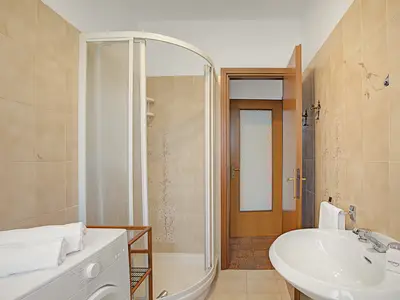 Badezimmer mit Dusche