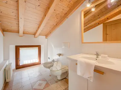 Badezimmer des Doppelzimmers mit Waschbecken, Toilette und Bidet