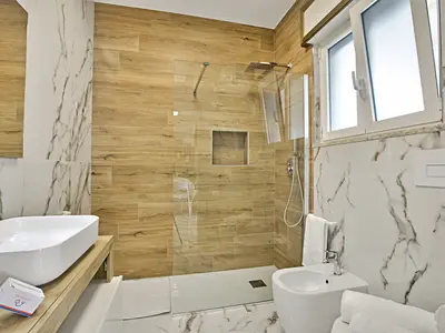 Badezimmer mit Dusche