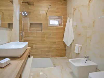 Badezimmer mit Dusche