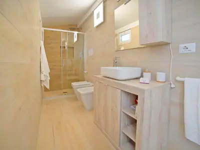 Badezimmer mit Dusche