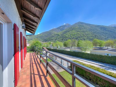 Die Außenterrasse mit Blick auf den Ledrosee