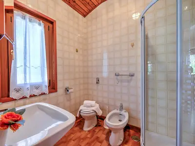 Das Badezimmer mit Dusche, WC und Bidet