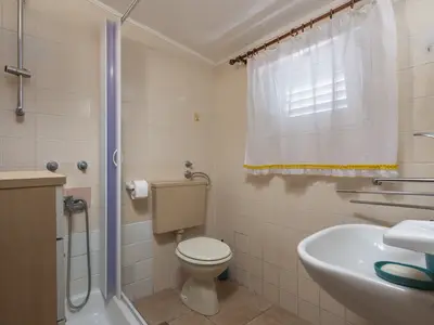 Badezimmer mit Dusche