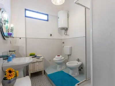 Badezimmer mit Dusche