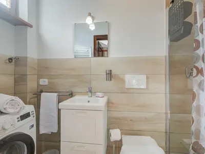 Badezimmer mit Dusche