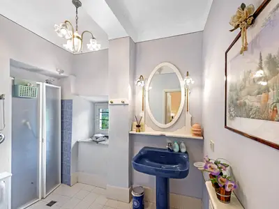 Badezimmer mit Dusche