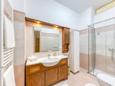 Badezimmer mit Dusche