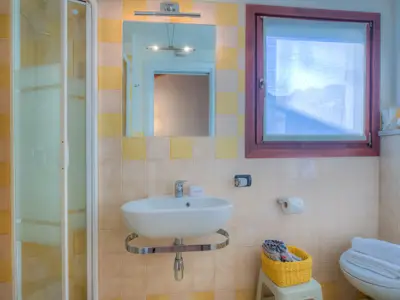 Badezimmer mit Dusche