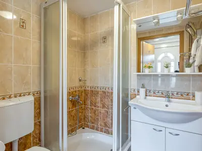 Badezimmer mit Dusche