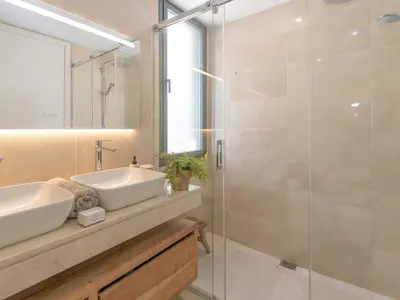 Badezimmer mit Dusche