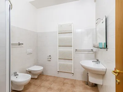 Badezimmer mit Dusche