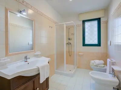 Badezimmer mit Dusche