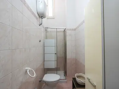 Badezimmer mit Dusche