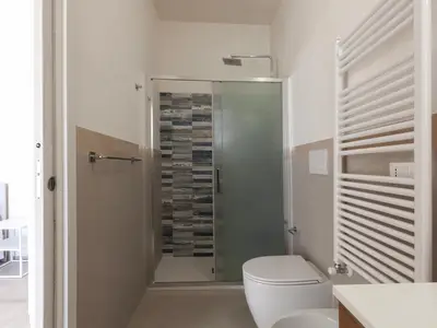 Badezimmer mit Dusche