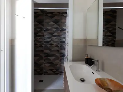 Badezimmer mit Dusche