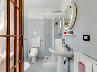 Badezimmer mit Dusche