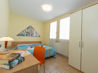 Erstes Schlafzimmer mit Doppelbett im Erdgeschoss