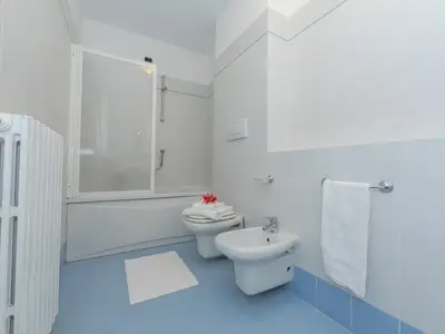 Badezimmer mit Wanne und Dusche im ersten Stock