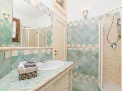 Badezimmer mit Dusche