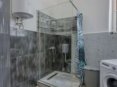 Badezimmer mit Dusche