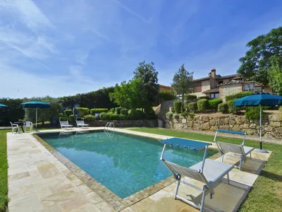 Der Pool und das Grundstück