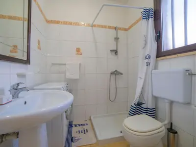 Badezimmer mit Dusche