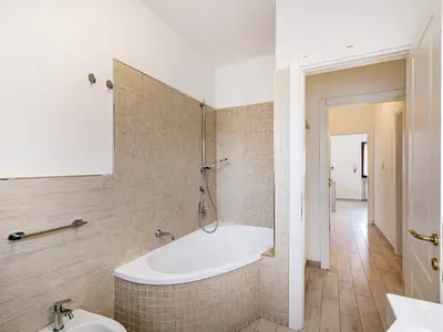 Badezimmer mit Badewanne