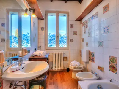 Badezimmer mit Badewanne