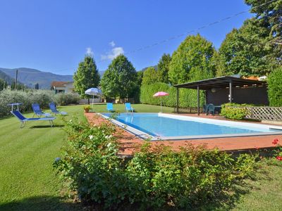 Der ausgestattete Pool, die Terrasse und der schöne Rasen in der Umgebung