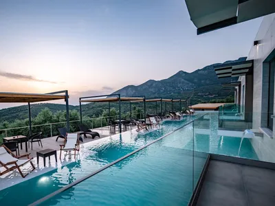 Pool bei Sonnenuntergang