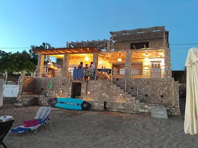 Maritinas Steinhaus am Strand