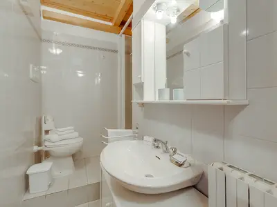 Badezimmer mit Dusche