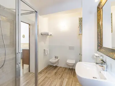 Badezimmer mit Dusche