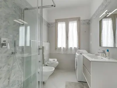 Badezimmer mit Dusche