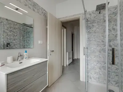 Badezimmer mit Dusche