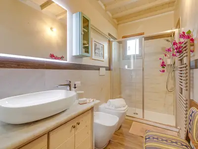 Badezimmer mit Dusche