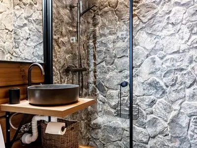 Badezimmer mit Dusche