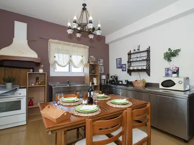 Voll ausgestattete Küche mit Essbereich