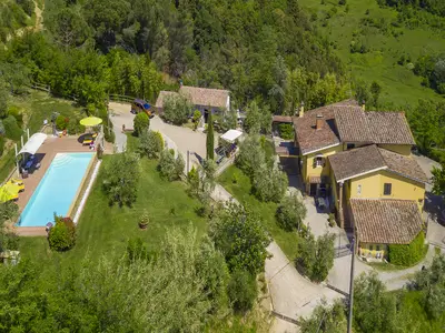 Das Grundstück und der exklusive Pool mit dem gepflegten Garten