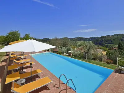 Der Pool und das Haus weiter unten, umgeben von einem typisch toskanischen Olivenhain