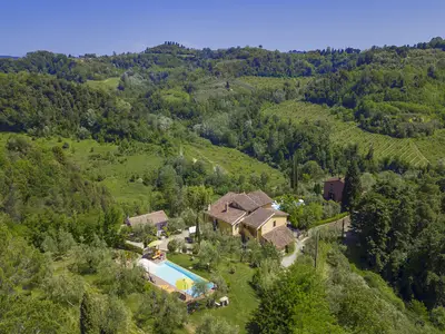 Das Grundstück und der exklusive Pool mit dem gepflegten Garten