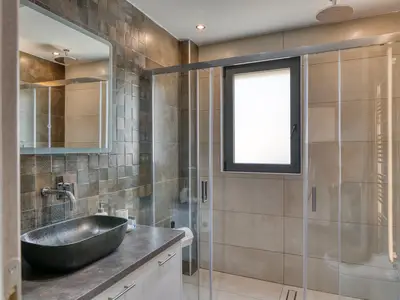 Badezimmer mit Dusche