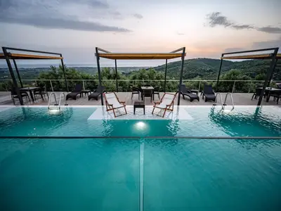 Gemeinsamer Pool mit Aussicht