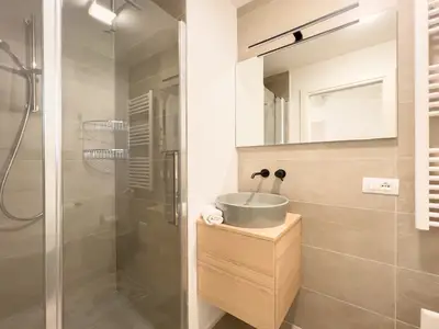 Badezimmer mit Dusche