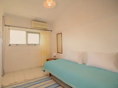 Einzelbett in einem Schlafzimmer