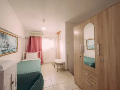 Zusätzliches Einzelbett im Hauptschlafzimmer