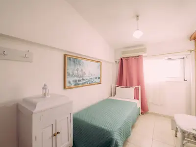 Zusätzliches Einzelbett im Hauptschlafzimmer