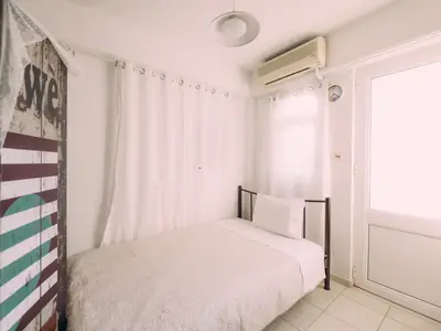 Schlafecke mit Einzelbett im Wohnzimmer