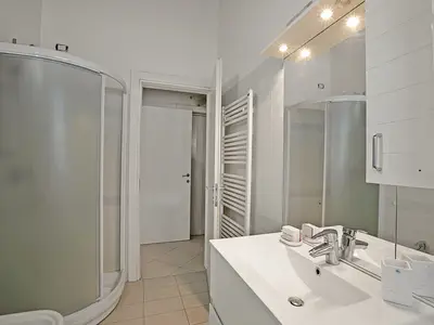 Badezimmer mit Dusche